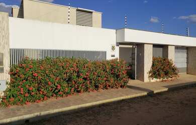 Imagem: A casa possui 4 Dormitórios, 1 Suíte, 5 Banheiros, 3 Vagas