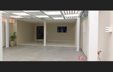 Imagem: A casa possui 5 Dormitórios, 4 Suítes, 1 Banheiro, 4 Vagas