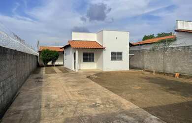 Imagem: A casa possui 3 Dormitórios, 1 Suíte, 1 Banheiro, 4 Vagas