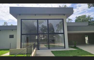 Imagem: A casa em condomínio possui 3 Dormitórios, 3 Suítes, 4 Banheiros