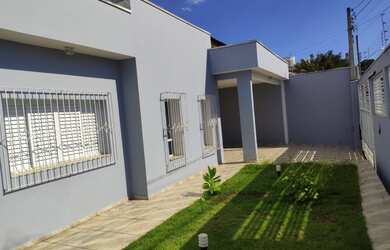 Imagem: A casa possui 2 Dormitórios, 1 Suíte, 1 Banheiro, 2 Vagas