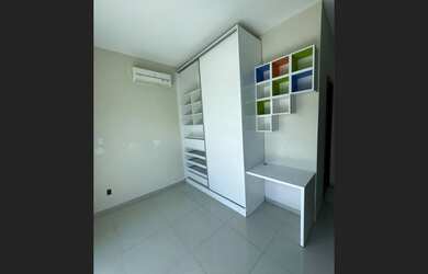 Imagem: A casa em condomínio possui 4 Suítes, 4 Banheiros, 4 Vagas