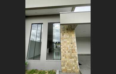 Imagem: A casa possui 2 Dormitórios, 1 Suíte, 2 Banheiros, 2 Vagas