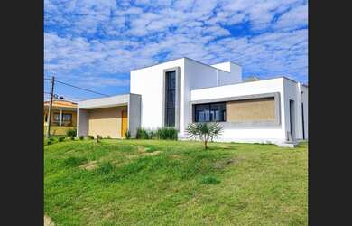 Imagem: A casa em condomínio possui 3 Dormitórios, 3 Suítes e 734m²