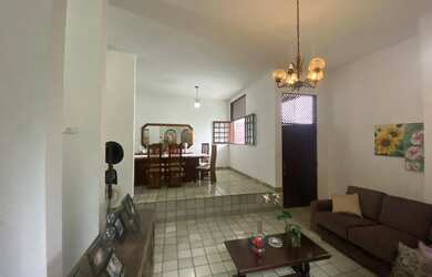 Imagem: A casa possui 4 Dormitórios, 3 Suítes, 6 Banheiros, 6 Vagas