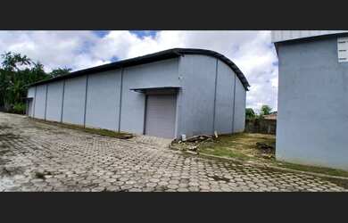 Imagem: 2 Galpõoes e 1 prédio de escritório com uma área total de