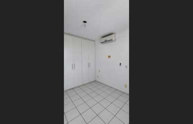 Imagem: O apartamento possui 2 Dormitórios, 1 Suíte, 1 Banheiro, 1