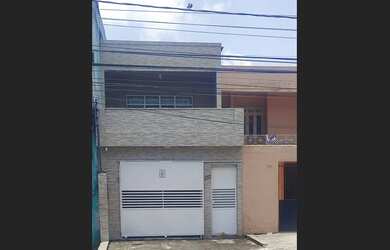 Imagem: A casa possui 2 Dormitórios, 1 Suíte, 2 Banheiros, 2 Vagas