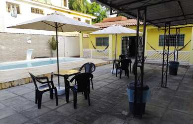 Imagem: A casa possui 3 Dormitórios, 1 Suíte, 2 Banheiros, Acomodam