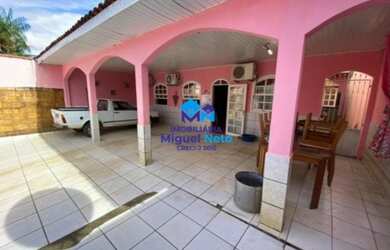 Imagem: A casa possui 3 Dormitórios, 3 Suítes, 3 Banheiros, Acomodam