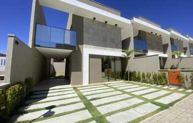 Imagem: A casa em condomínio possui 3 Dormitórios, 3 Suítes, 4 Banheiros