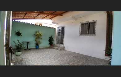 Imagem: A casa possui 4 Dormitórios, 2 Banheiros, 1 Vaga na garagem