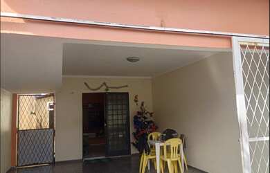 Imagem: A casa possui 3 Dormitórios, 1 Suíte, 1 Banheiro, 2 Vagas