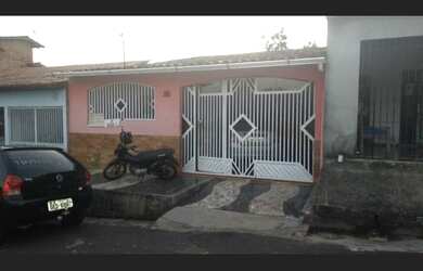 Imagem: A casa possui 3 Dormitórios, 1 Suíte, 2 Banheiros, 2 Vagas