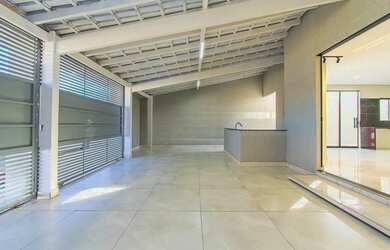 Imagem: A casa possui 3 Dormitórios, 3 Suítes, 4 Banheiros, 3 Vagas