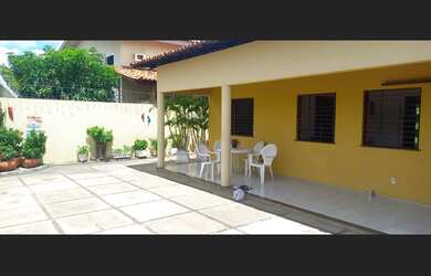 Imagem: A casa possui 5 Dormitórios, 4 Suítes, 1 Banheiro, 6 Vagas