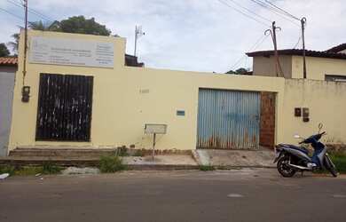 Imagem: A casa possui 5 Dormitórios, 1 Banheiro e 2 Vagas na garagem