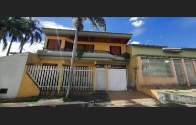 Imagem: A casa possui 3 Dormitórios, 1 Suíte, 3 Banheiros, 4 Vagas