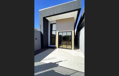 Imagem: A casa possui 2 Dormitórios, 1 Suíte, 2 Banheiros, 2 Vagas