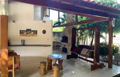 Imagem: A casa possui 7 Dormitórios, 3 Suítes, 4 Banheiros, 7 Vagas