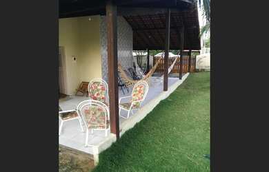 Imagem: A casa possui 4 Dormitórios, 2 Banheiros, 2 Vagas na garagem