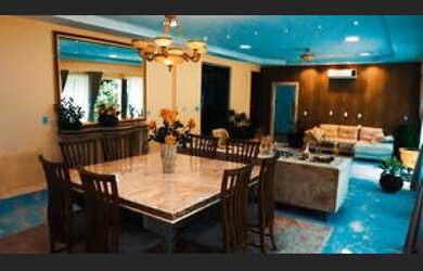 Imagem: A casa possui 4 Dormitórios, 4 Suítes, 6 Banheiros, Acomodam