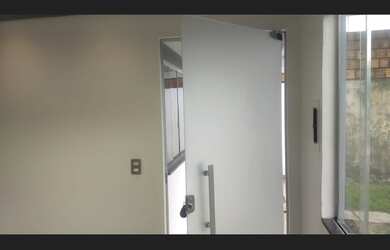 Imagem: O apartamento possui 2 Dormitórios, 1 Banheiro, 2 Vagas na