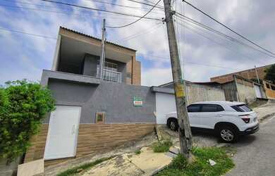 Imagem: A casa possui 4 Dormitórios, 3 Suítes, 5 Banheiros, 3 Vagas
