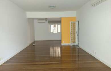 Imagem: A casa possui 6 Dormitórios, 2 Suítes, 8 Banheiros, 2 Vagas