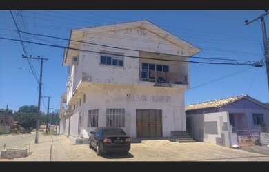 Imagem: A casa possui 3 Dormitórios, 1 Suíte, 2 Banheiros, Acomodam