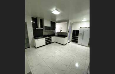 Imagem: A casa possui 2 Dormitórios, 1 Suíte, 2 Banheiros, 2 Vagas