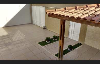 Imagem: A casa possui 4 Dormitórios, 1 Suíte, 2 Banheiros, 3 Vagas