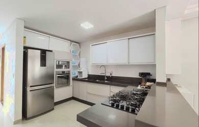 Imagem: A casa possui 2 Banheiros, 4 Vagas na garagem, Direto com o