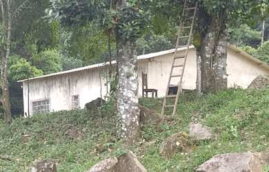 Imagem: A fazenda possui 3 Dormitórios, 1 Banheiro, 32.000m² de Área