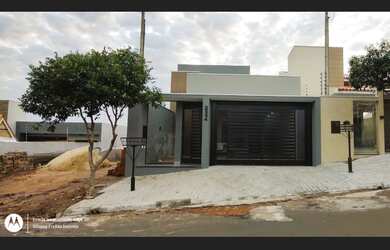 Imagem: A casa possui 2 Dormitórios, 1 Suíte, 2 Banheiros, 2 Vagas