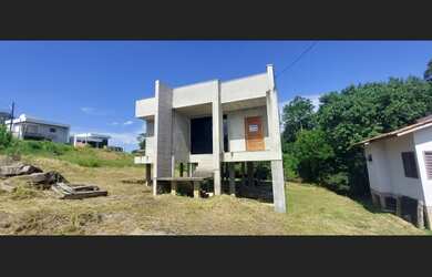 Imagem: A casa possui 3 Dormitórios, 1 Suíte, 2 Banheiros, Acomodam