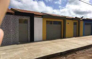 Imagem: A casa possui 2 Dormitórios, 1 Suíte, 2 Banheiros, 2 Vagas