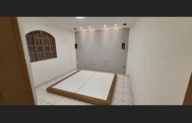 Imagem: A casa possui 3 Dormitórios, 1 Banheiro, 180m² de Área, 150m²