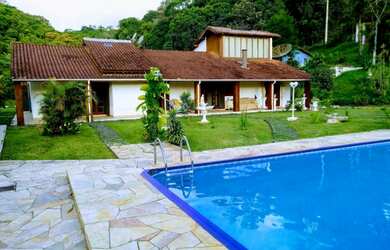 Imagem: A fazenda possui 4 Dormitórios, 3 Suítes, 6 Banheiros, Acomodam