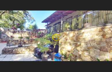 Imagem: A casa possui 5 Dormitórios, 3 Suítes, 5 Banheiros, 5 Vagas