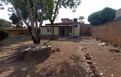 Imagem: A casa possui 2 Dormitórios, 1 Banheiro, 360m² de Área, 80m²