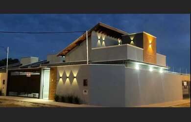 Imagem: A casa possui 2 Dormitórios, 1 Suíte, 2 Banheiros, 2 Vagas