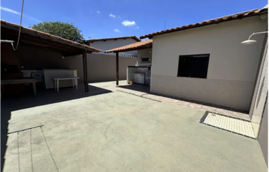 Imagem: A casa possui 3 Dormitórios, 1 Banheiro, 3 Vagas na garagem