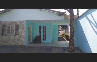 Imagem: A casa possui 3 Dormitórios, 1 Suíte, 1 Banheiro, 4 Vagas