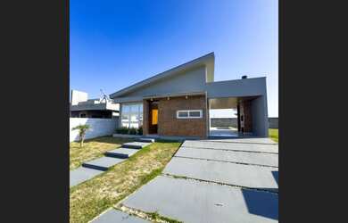 Imagem: A casa em condomínio possui 2 Banheiros, Acomodam 6 pessoas