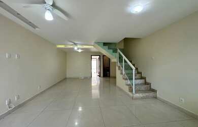 Imagem: A casa possui 3 Dormitórios, 3 Suítes, 5 Banheiros, 2 Vagas