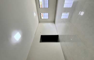 Imagem: A casa possui 3 Dormitórios, 3 Suítes, 5 Banheiros, 3 Vagas