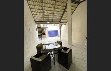 Imagem: A casa possui 3 Dormitórios, 1 Suíte, 2 Banheiros, 2 Vagas