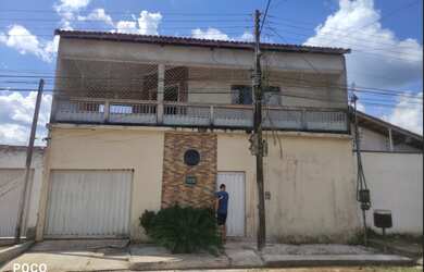 Imagem: A casa possui 3 Dormitórios, 1 Suíte, 2 Banheiros, Acomodam