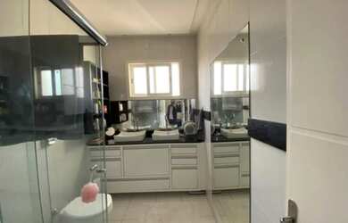 Imagem: A casa possui 3 Dormitórios, 1 Suíte, 1 Banheiro, 3 Vagas